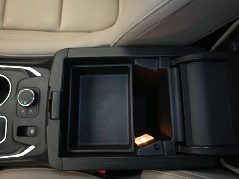 Used 2023 Chevrolet Traverse LT FWD image 19