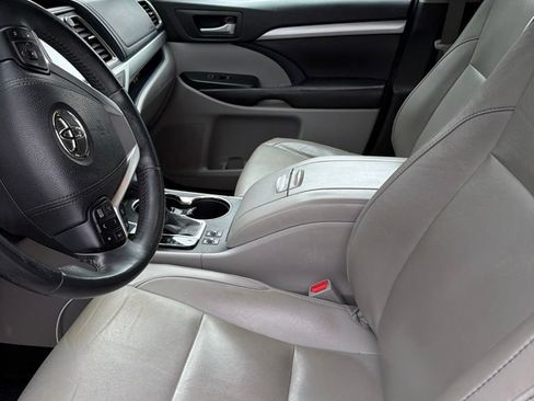 Used 2016 Toyota Highlander XLE FWD image 8