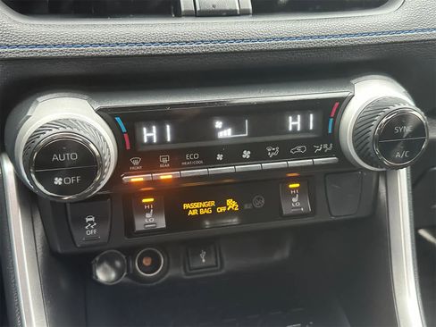 Used 2022 Toyota RAV4 SE image 19