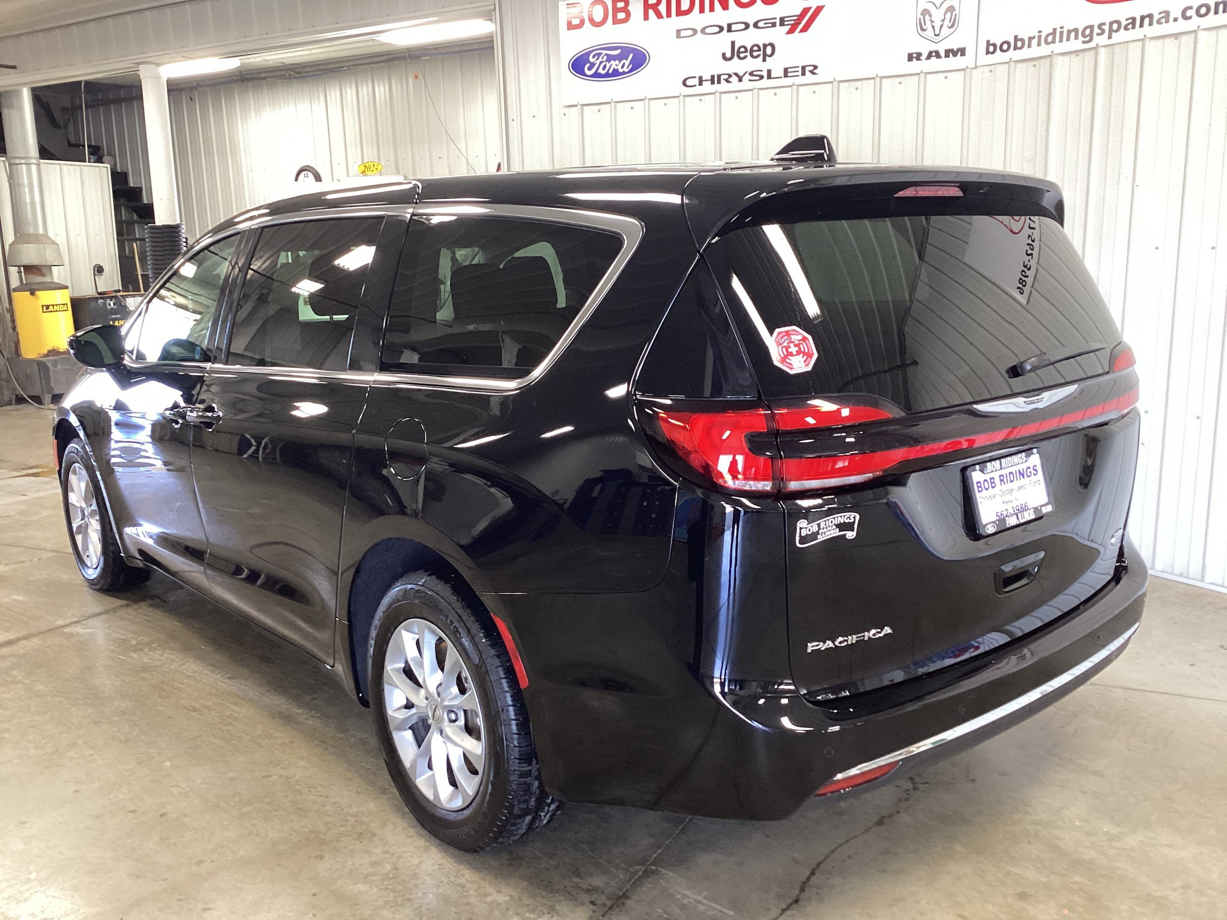 Used 2024 Chrysler Pacifica Touring-L AWD/4WD image 3
