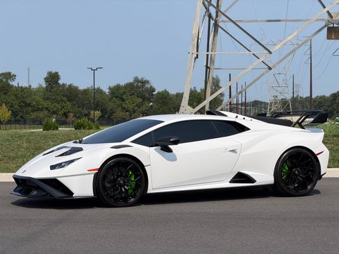 Used 2024 Lamborghini Huracan STO RWD image 4