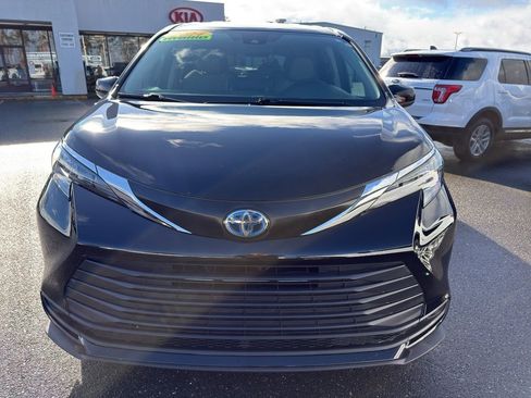 Used 2024 Toyota Sienna LE image 8