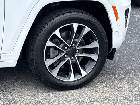 Used 2021 Jeep Grand Cherokee L Overland w/ Luxury Tech Group IV AWD/4WD image 5