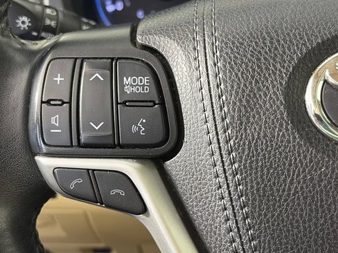 Used 2019 Toyota Highlander XLE AWD/4WD image 17