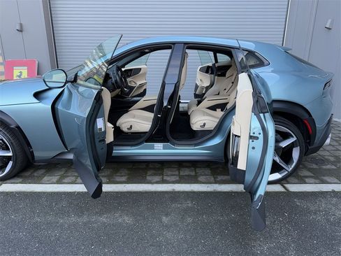 Used 2023 Ferrari Purosangue image 31