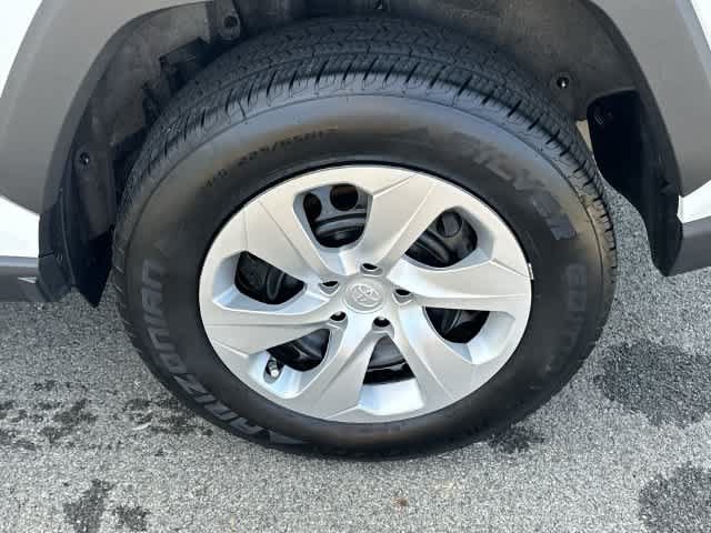 Used 2023 Toyota RAV4 LE AWD/4WD image 5