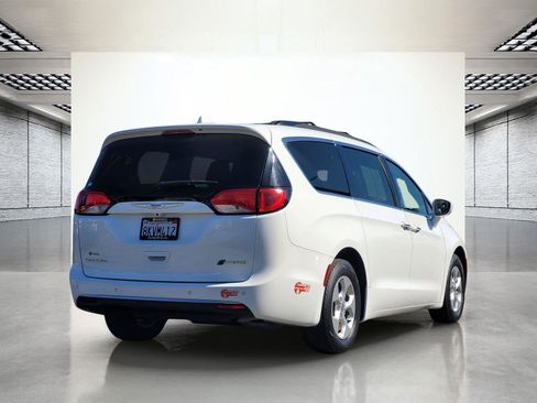 Used 2018 Chrysler Pacifica Touring Plus image 7