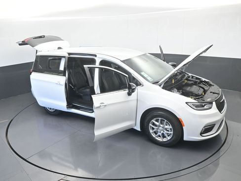 New 2026 Chrysler Pacifica Select image 68