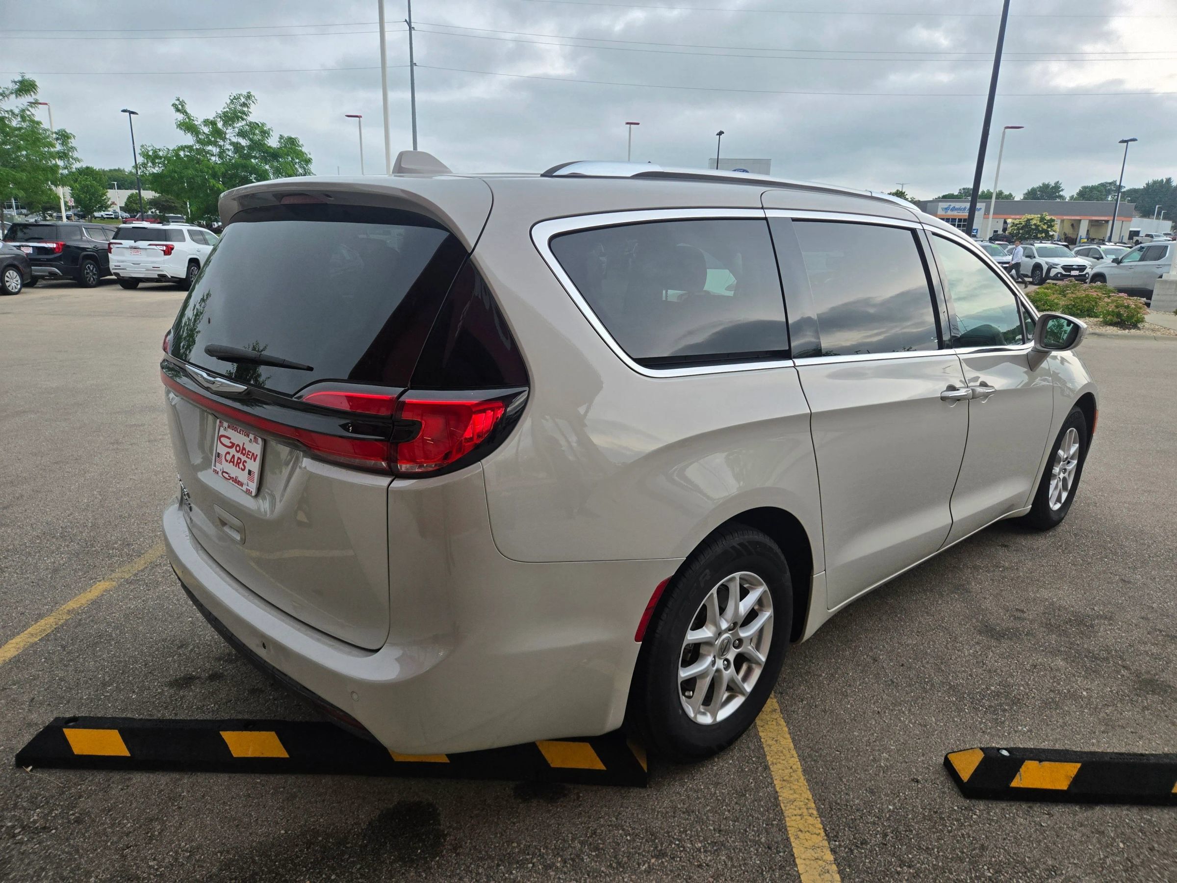 Used 2021 Chrysler Pacifica Touring-L FWD image 4