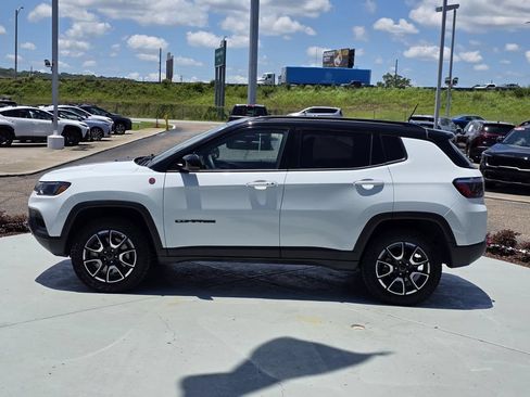 Used 2025 Jeep Compass Trailhawk AWD/4WD image 6