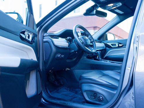 Used 2023 Jeep Compass Limited image 13