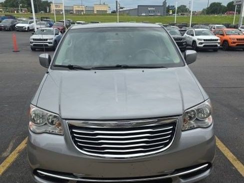 Used 2015 Chrysler Town & Country Touring FWD image 5