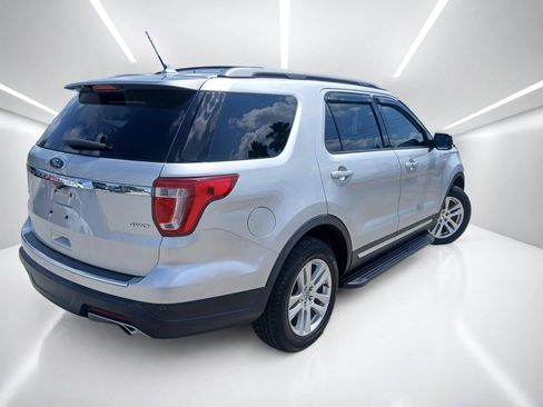 Used 2018 Ford Explorer XLT w/ Equipment Group 202A AWD/4WD image 4