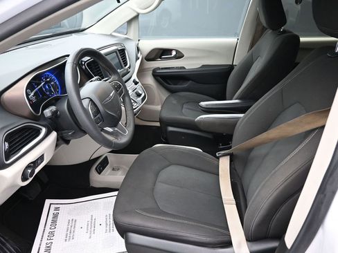 Used 2022 Chrysler Voyager LX image 9