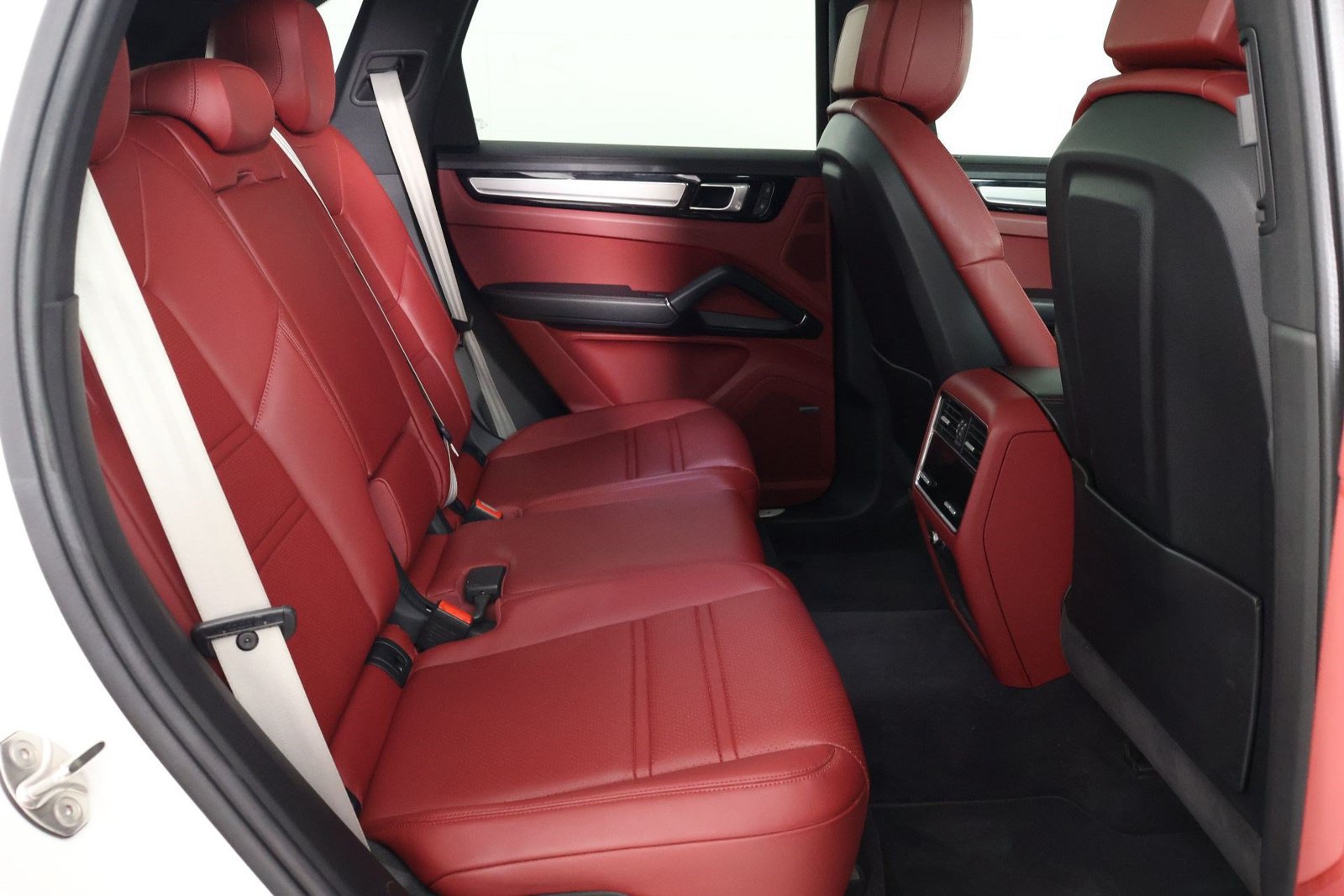 Certified 2022 Porsche Cayenne Platinum Edition AWD/4WD image 32
