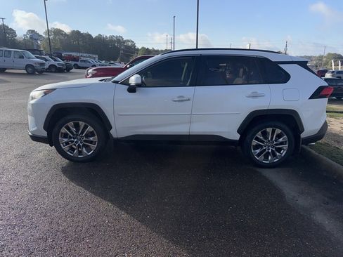 Used 2019 Toyota RAV4 Limited image 2