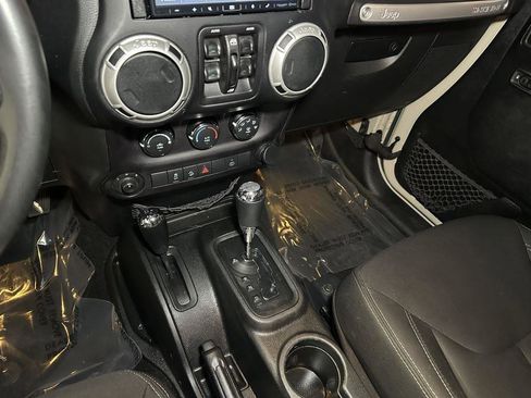 Used 2018 Jeep Wrangler Unlimited Rubicon w/ Connectivity Group image 28