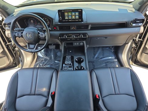 Used 2025 Honda Pilot TrailSport image 9