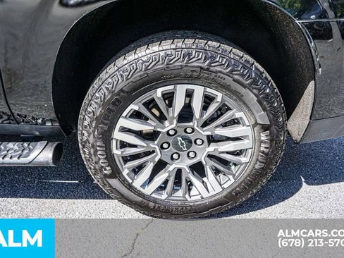 Used 2025 Chevrolet Suburban Z71 AWD/4WD image 17