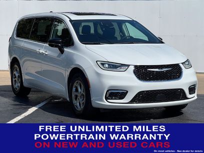 Used 2024 Chrysler Pacifica Limited w/ Uconnect Theater Family Group