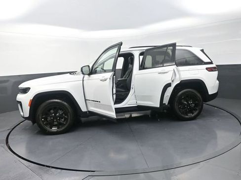 New 2026 Jeep Grand Cherokee Altitude AWD/4WD image 34