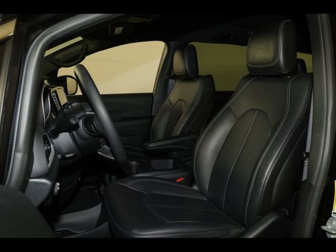 Used 2025 Chrysler Pacifica Select image 24