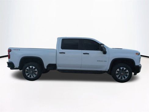 Used 2021 Chevrolet Silverado 2500 Custom w/ Custom Value Package image 4