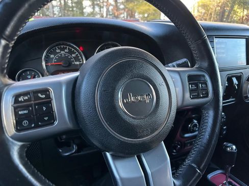 Used 2016 Jeep Wrangler Unlimited Rubicon image 14