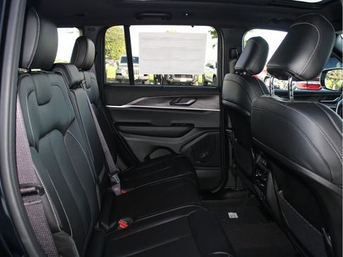 New 2025 Jeep Grand Cherokee Limited w/ Luxury Tech Group II image 32