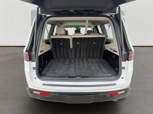 Used 2024 Jeep Wagoneer L Series II w/ Flexible Seating Group AWD/4WD image 14