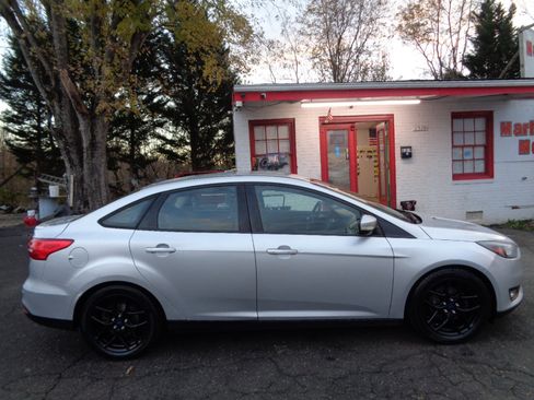 Used 2016 Ford Focus SE w/ Equipment Group 201A image 4