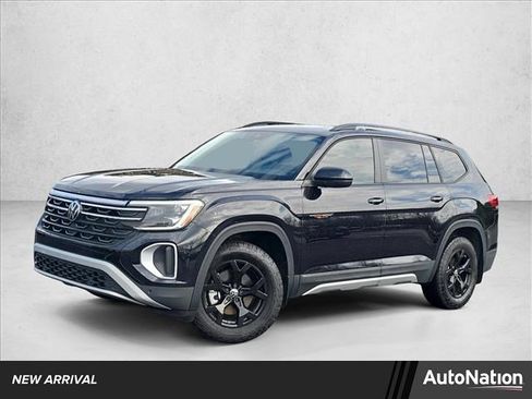 Used 2024 Volkswagen Atlas Peak Edition SE image 1