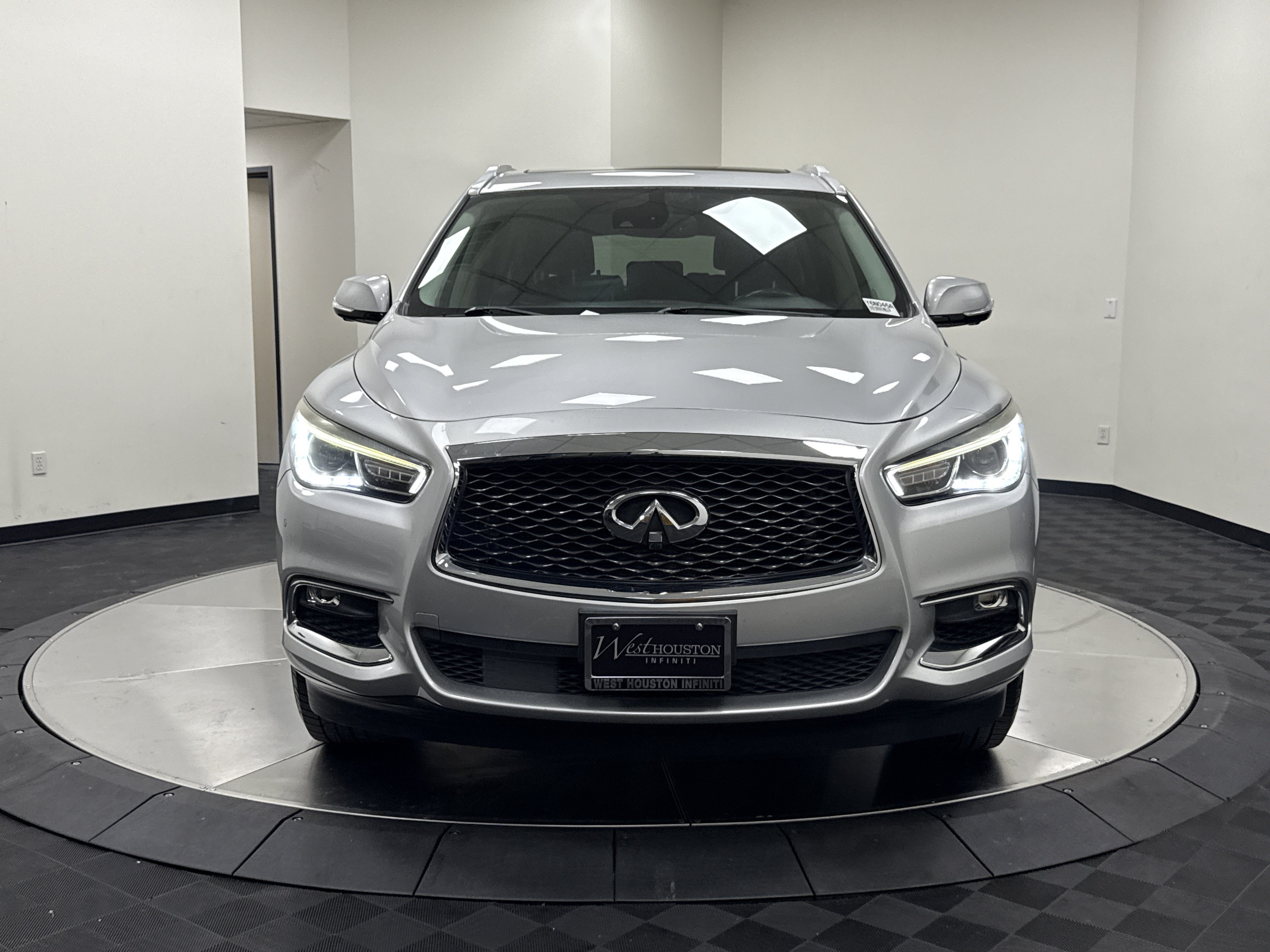 Used 2019 INFINITI QX60 Luxe w/ Essential Package FWD image 2