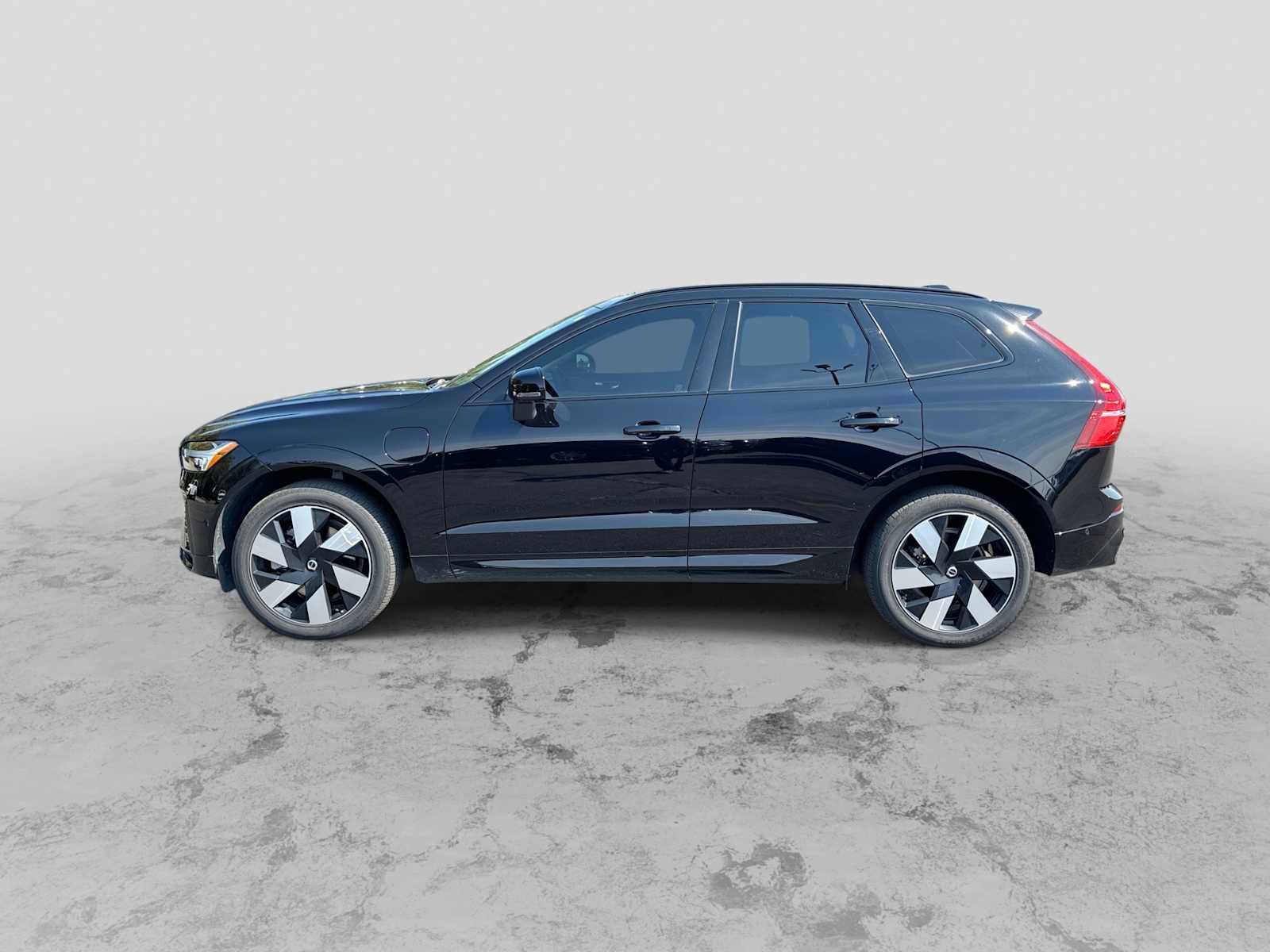 Used 2024 Volvo XC60 T8 Plus w/ Protection Package Premier AWD/4WD image 5