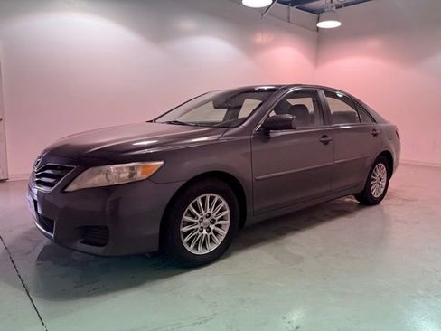 Used 2010 Toyota Camry LE image 3
