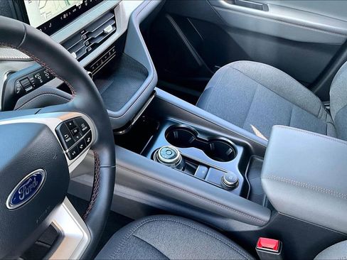 Used 2025 Ford Explorer Active AWD/4WD image 19