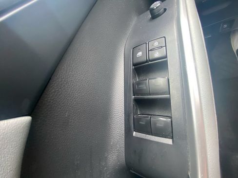 Used 2023 Toyota Highlander XLE AWD/4WD image 17