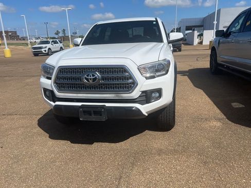 Used 2017 Toyota Tacoma TRD Off-Road w/ Tow Package (A/T) image 3