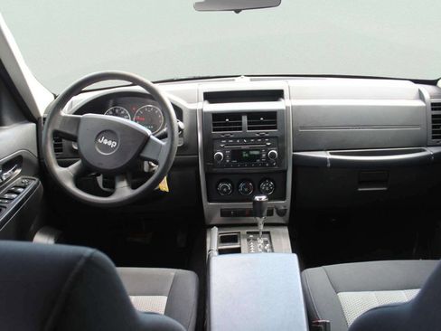 Used 2010 Jeep Liberty Sport RWD image 7