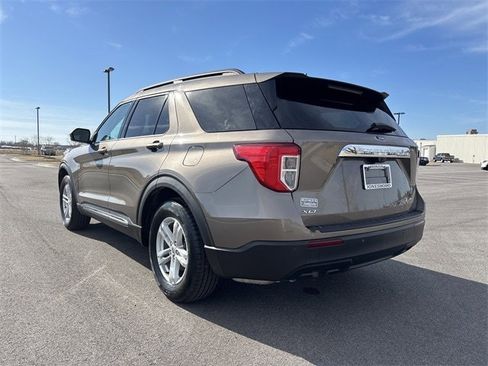 Used 2021 Ford Explorer XLT image 3