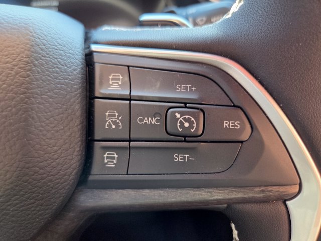 Certified 2025 Jeep Grand Cherokee Limited w/ Black Appearance Package AWD/4WD image 26