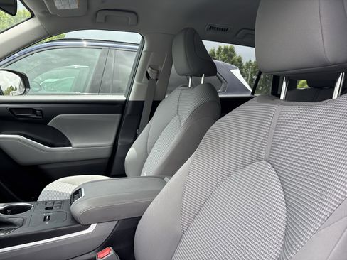 Used 2023 Toyota Highlander L FWD image 34