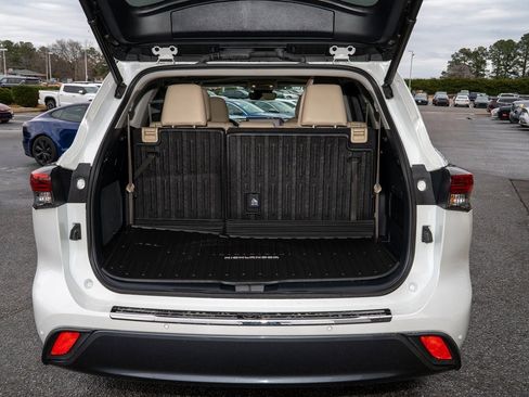 Used 2023 Toyota Highlander Limited image 5