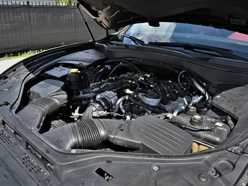 Used 2017 Maserati Levante image 28