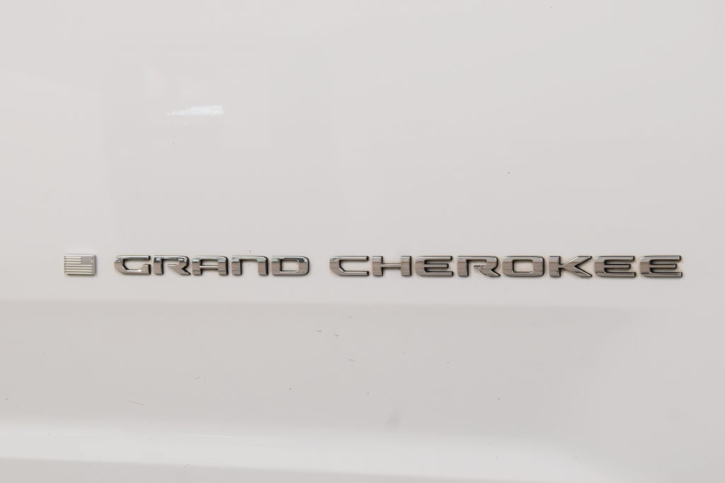 Used 2022 Jeep Grand Cherokee Overland w/ Luxury Tech Group IV AWD/4WD image 17