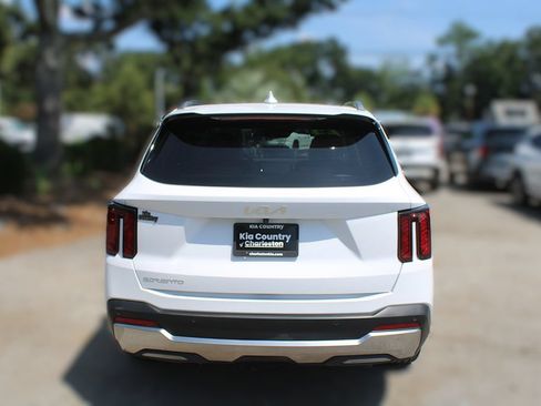 Certified 2025 Kia Sorento EX w/ Panoramic Sunroof Package FWD image 8