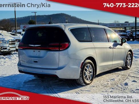 Used 2023 Chrysler Pacifica Touring-L image 33