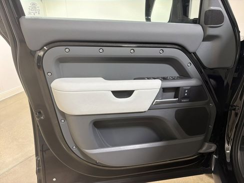 New 2026 Land Rover Defender 110 X-Dynamic SE image 9