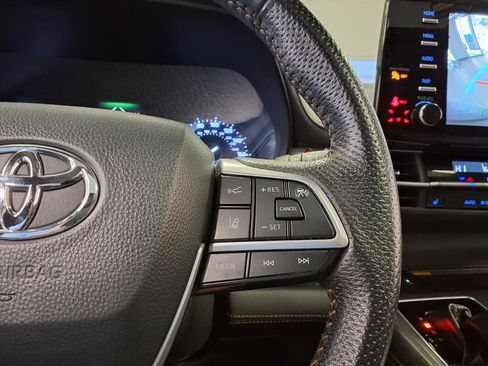 Used 2022 Toyota Sienna XLE Woodland Edition image 28