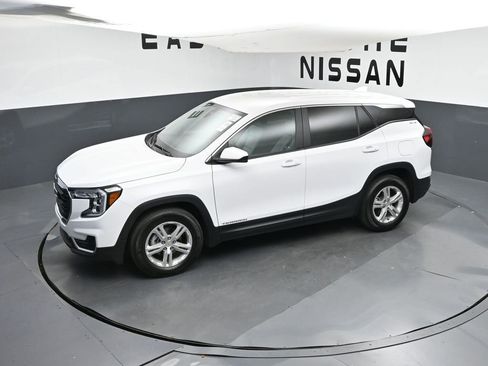 Used 2024 GMC Terrain SLE image 31